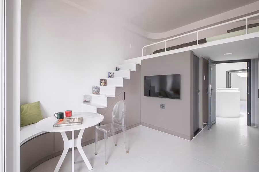 Không gian chung gồm bếp, phòng khách nhỏ xinh, hiện đại