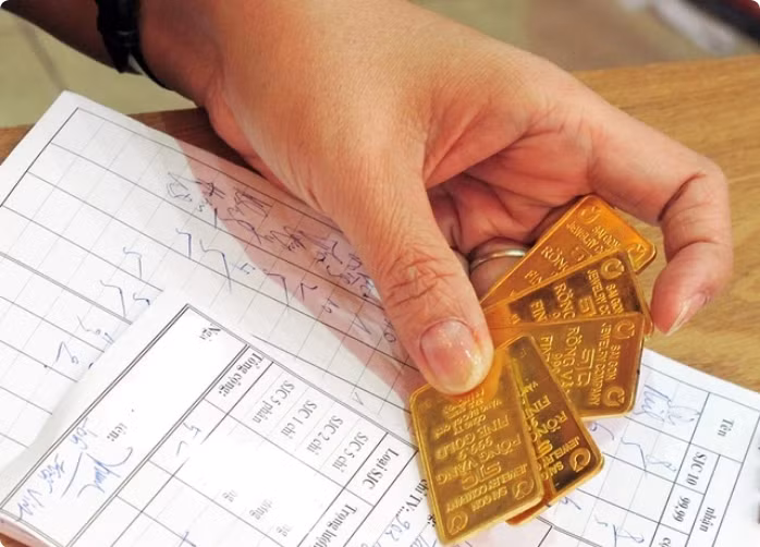 Giá vàng miếng SJC cao hơn thế giới 15 triệu đồng/lượng. ẢNH: ĐÀO NGỌC THẠCH