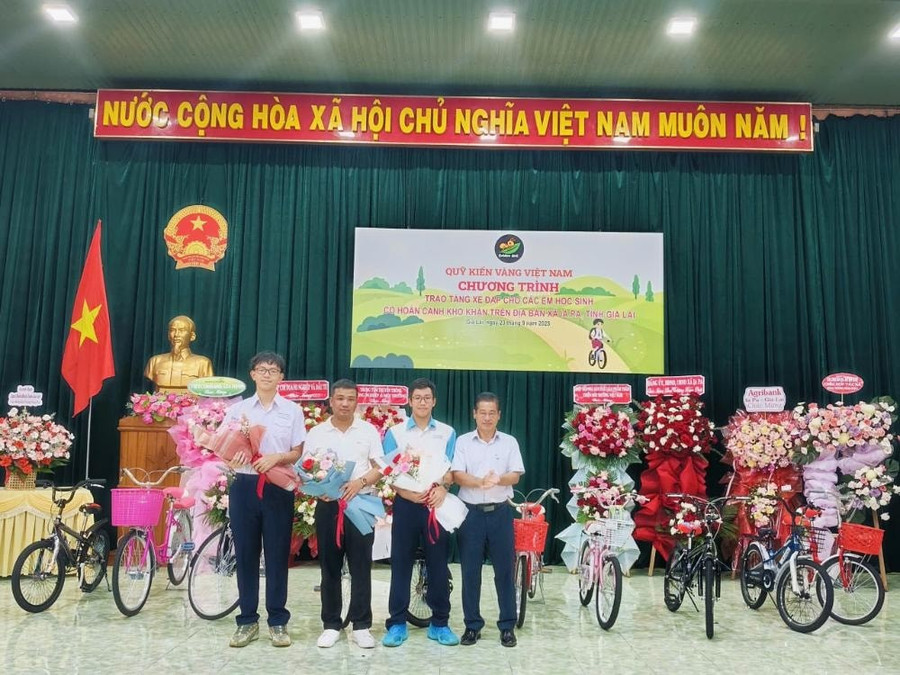 Đại diện lãnh đạo UBND Xã Ia Pa tặng hoa cảm ơn các đại diện Quỹ Kiến Vàng Việt Nam hoc-sinh-3.jpg