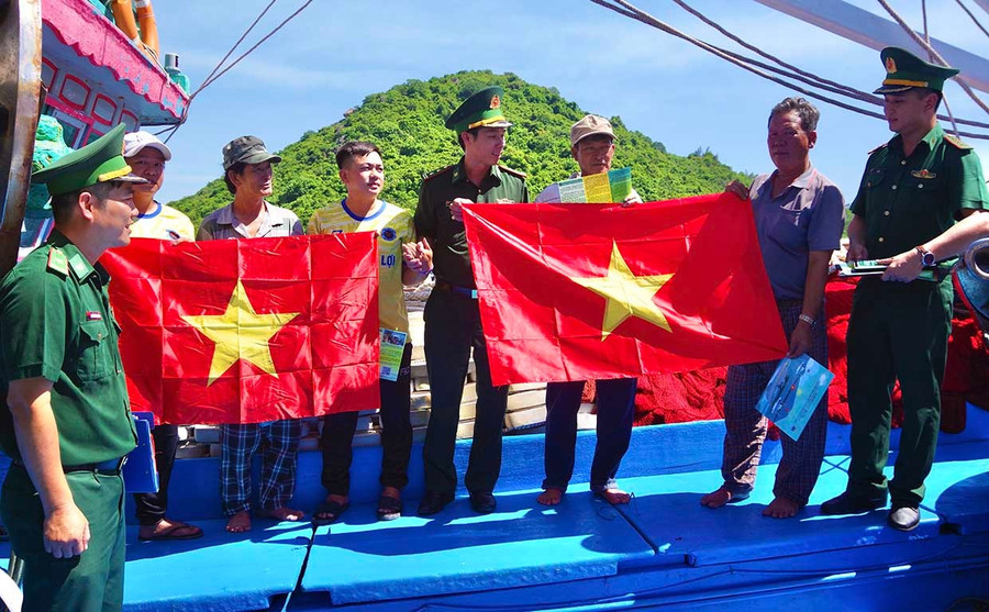 Tặng cờ Tổ quốc cho ngư dân tham gia buổi tuyên truyền chống khai thác IUU tại phường Hoài Nhơn. Ảnh: ĐVCC Tặng cờ Tổ quốc cho ngư dân tham gia buổi tuyên truyền chống khai thác IUU tại phường Hoài Nhơn. Ảnh: ĐVCC