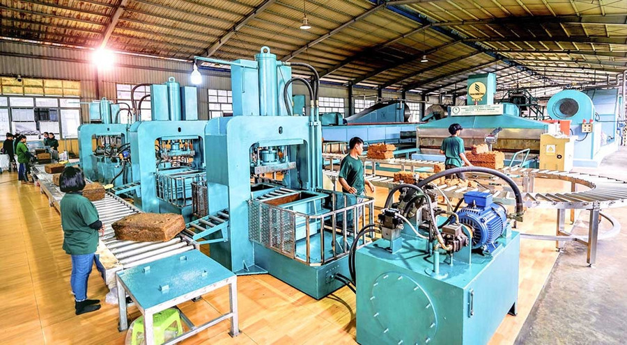 Nhà máy chế biến của Công ty cổ phần Cao su Chư Sê - Kampong Thom có công suất 32.400 tấn/năm. Ảnh: ĐVCC Nhà máy chế biến của Công ty cổ phần Cao su Chư Sê - Kampong Thom.