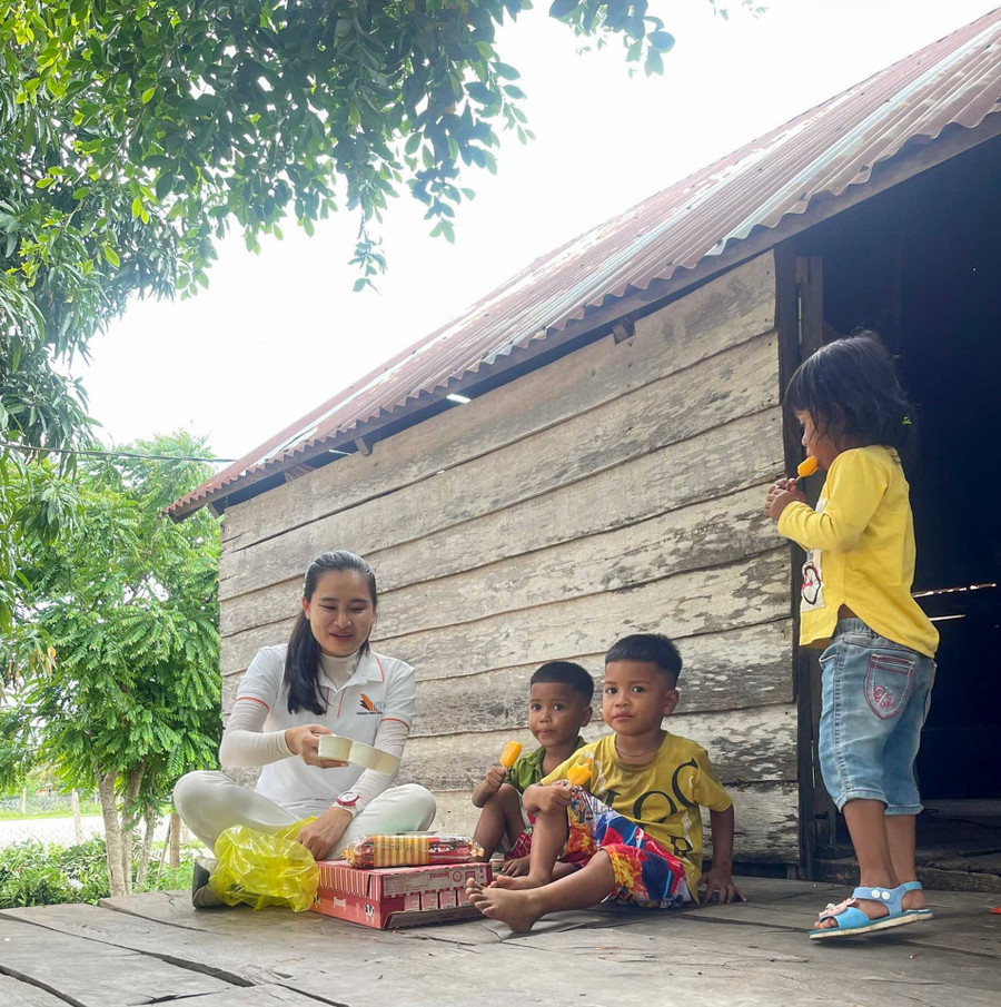 Mẹ đỡ đầu Hoàng Như Yến bên 2 anh em trai song sinh Đinh Thương, Đinh Thái (làng Plei Trớ, xã Chư A Thai) được chị nhận nuôi. Ảnh: Minh Châu nguon-coi-bg10-2.jpg