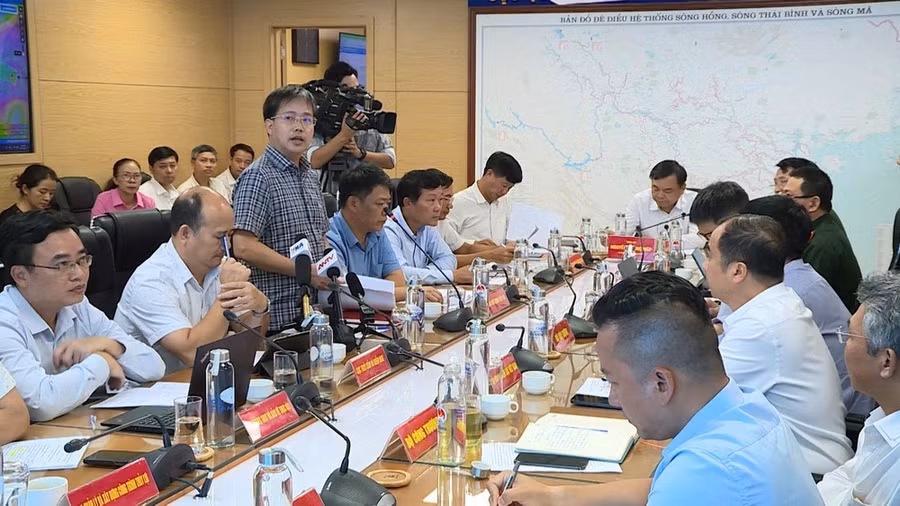 Giám đốc Trung tâm Dự báo khí tượng - thủy văn quốc gia Mai Văn Khiêm báo cáo Ragasa là siêu bão mạnh và nguy hiểm như bão Yagi. Ảnh: ĐỨC HIẾN