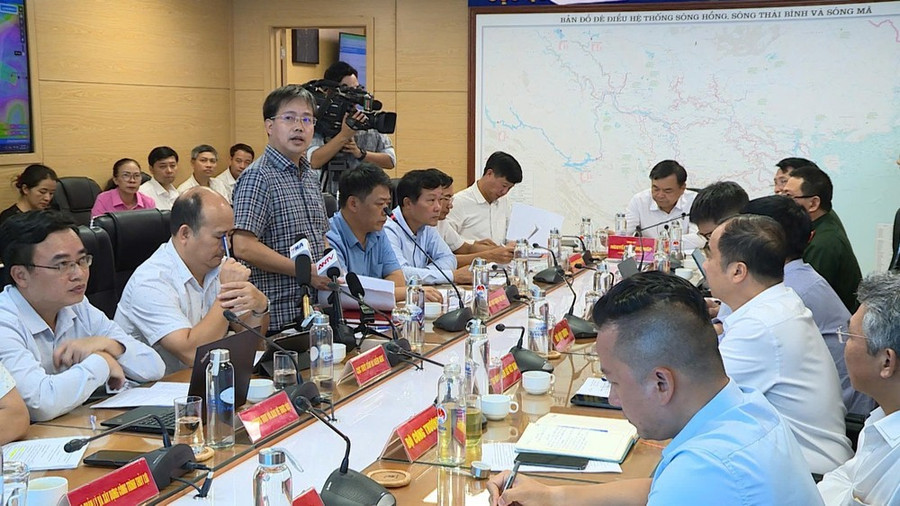 Giám đốc Trung tâm Dự báo khí tượng - thủy văn quốc gia Mai Văn Khiêm báo cáo Ragasa là siêu bão mạnh và nguy hiểm như bão Yagi. Ảnh: ĐỨC HIẾN Giám đốc Trung tâm Dự báo khí tượng - thủy văn quốc gia Mai Văn Khiêm báo cáo Ragasa là siêu bão mạnh và nguy hiểm như bão Yagi. Ảnh: ĐỨC HIẾN