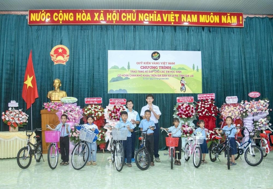 Đại diện Quỹ Kiến Vàng trao tặng xe đạp cho các em học sinh có hoàn cảnh khó khăn tại Xã Ia Pa hoc-sinh-4.jpg