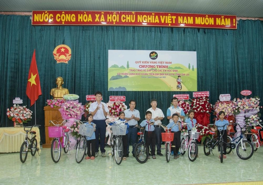 Đại diện Quỹ Kiến Vàng và lãnh đạo xã Ia Pa trao tặng xe đạp cho các em học sinh có hoàn cảnh khó khăn hoc-sinh-5.jpg