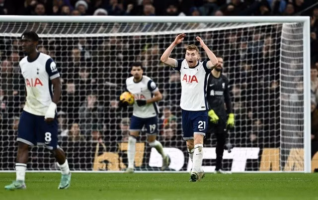 Dejan Kulusevski (21) và Solanke (19) ghi bàn cho Tottenham