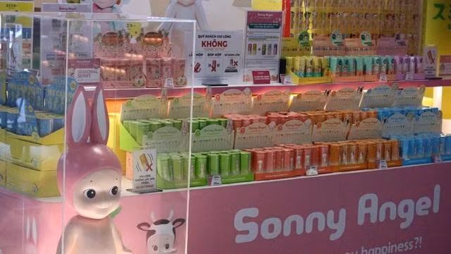 Những mẫu đồ chơi sonny angle hiện tại được bày bán ở khắp các trung tâm thương mại tại TP.HCM. ẢNH: THÁI PHÚC