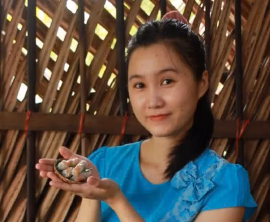 Mỹ Linh làm gỏi cuốn tí hon