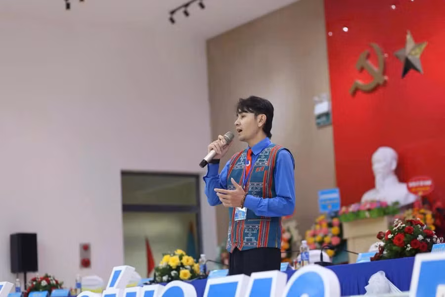 Chất liệu văn hóa Cơ Tu được ca nhạc sĩ Danh Zoram khéo léo đưa vào những nhạc phẩm của mình. Ảnh: Hoàng Sơn