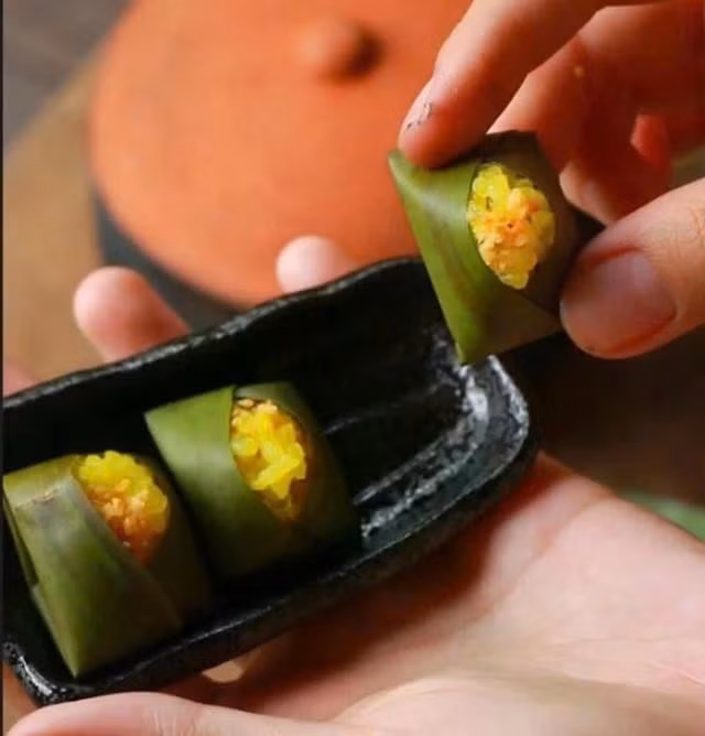 Đĩa bánh siêu nhỏ, nằm gọn trong lòng bàn tay của cô gái. ẢNH: NVCC