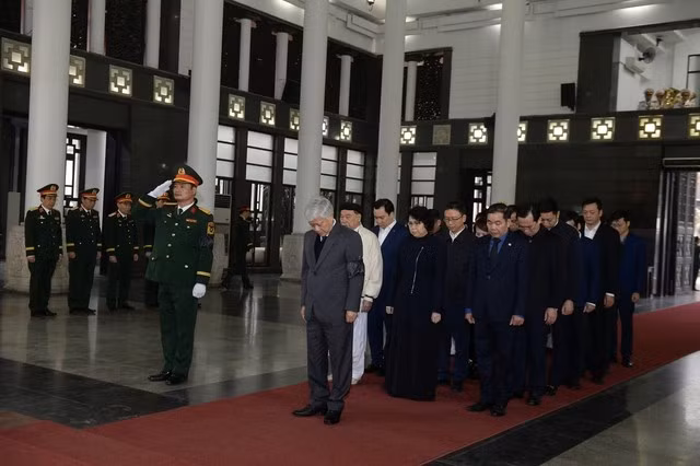 Đoàn đại biểu Trung ương MTTQ Việt Nam do Chủ tịch Uỷ ban Trung ương MTTQ Việt Nam Đỗ Văn Chiến làm trưởng đoàn vào viếng Đại tướng Nguyễn Quyết