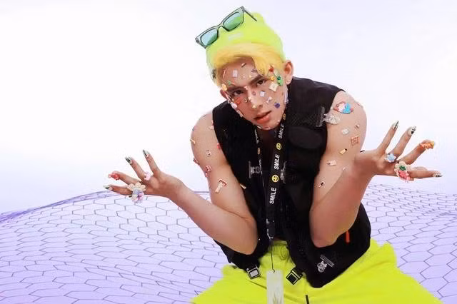 Trang trí nail giúp Thế Duy xuất hiện ấn tượng trong những bộ ảnh thời trang. ẢNH: AN LÂM