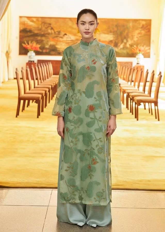 Áo dài nhung hoa nổi bật với những mảng họa tiết, kết hợp hiệu ứng tương phản trên bề mặt chất liệu để tạo nên nét riêng. ẢNH: COCOSIN