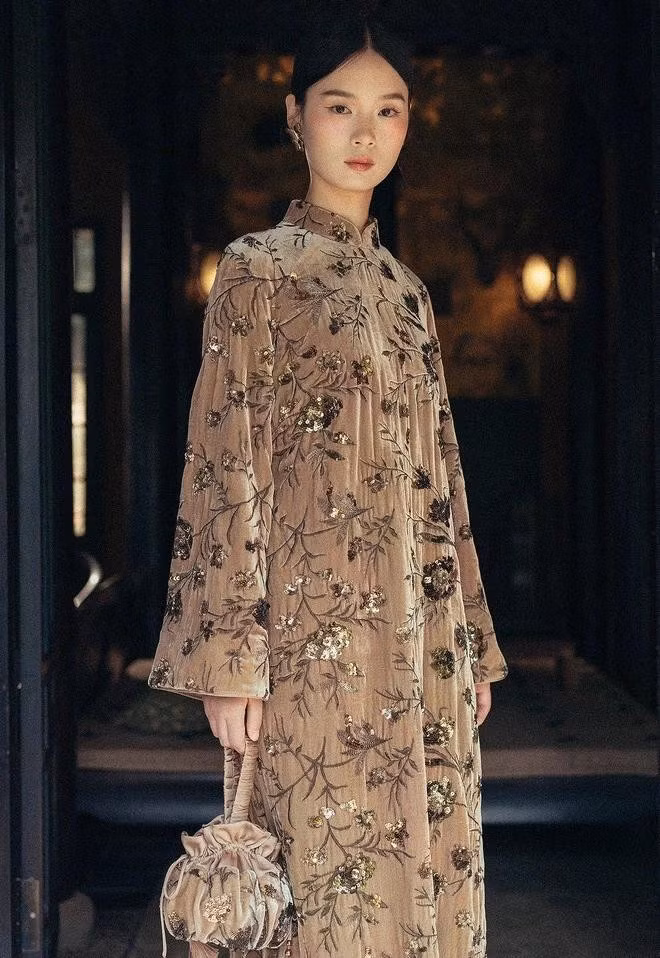 Họa tiết thêu đính tinh xảo kết hợp nhiều kỹ thuật và cần đến tay nghề cao của người nghệ nhân để hoàn thiện. Áo dài nhung thêu phối quần lụa và túi xách tone sur tone đồng điệu, đáng yêu. ẢNH: RUE DES CHATS