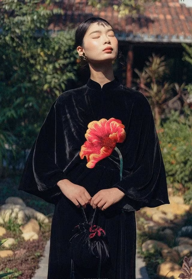 Nhành hoa nở rộ trên nền nhung đen thẫm tôn lên nét đẹp sang trọng và kiêu kỳ của cô nàng tiểu thư đài các. ẢNH: RUE DES CHATS