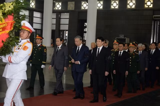 Đoàn đại biểu Ban Chấp hành Trung ương Đảng do Tổng Bí thư Tô Lâm dẫn đầu vào viếng