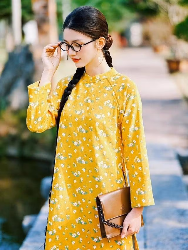 Áo dài nhung the họa tiết hoa nhí xinh xắn, đáng yêu rất đỗi dịu dàng. ẢNH: LÁ IN HOA