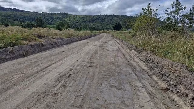 Tự ý cải tạo, sửa chữa đường trên nền đường dân sinh tự phát. ẢNH: TRẦN HIẾU