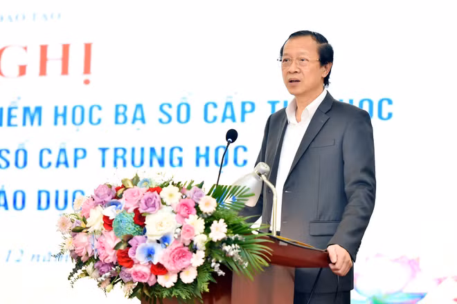 Thứ trưởng Bộ Giáo dục và Đào tạo Phạm Ngọc Thưởng chỉ đạo về thí điểm học bạ số. (Ảnh: PV/Vietnam+)