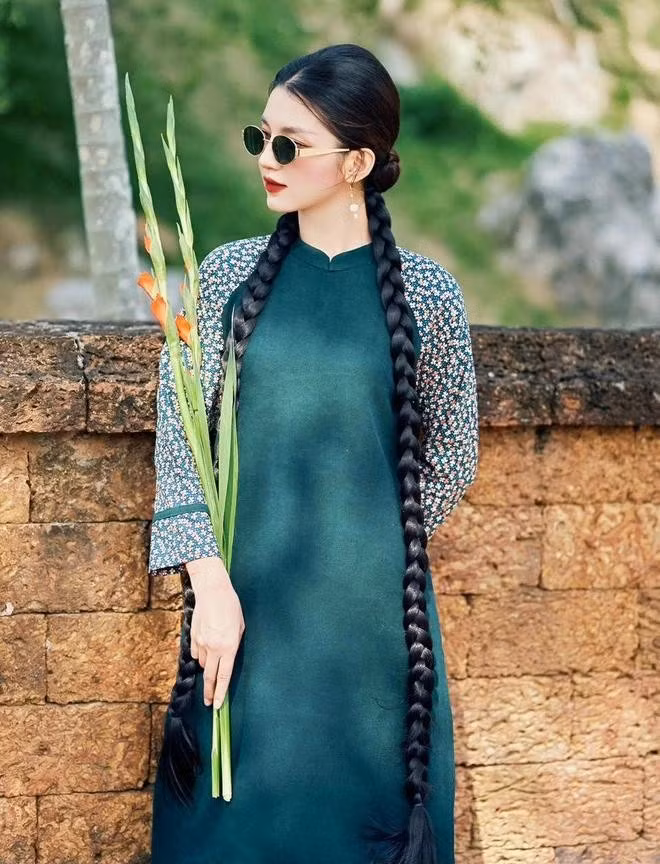 Không cần giày cao gót, hãy diện áo dài cùng giày bốt cổ thấp, giày tây, loafer, Mary Jane hay bất cứ đôi giày thoải mái êm chân nào để tận hưởng tiết xuân trong tà áo dài. ẢNH: LÁ IN HOA