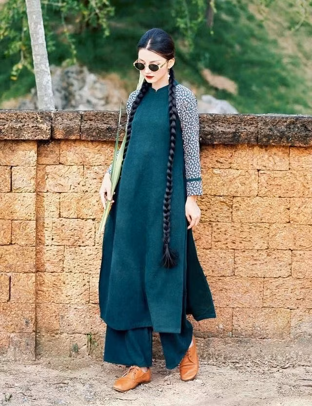 Từ chất liệu vải nhung mềm, độ dày và độ nặng của vải đều được lược bớt, thiết kế phối họa tiết tay vai tạo nên hình ảnh thướt tha, nữ tính nhưng vẫn năng động, hiện đại ẢNH: LÁ IN HOA