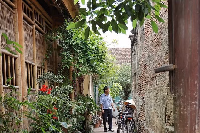 Lối vào nhiều căn nhà cổ ở Đường Lâm vẫn mộc mạc, đơn sơ. (Ảnh: Xuân Mai/Vietnam+)