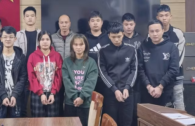 Các đối tượng tại cơ quan công an.