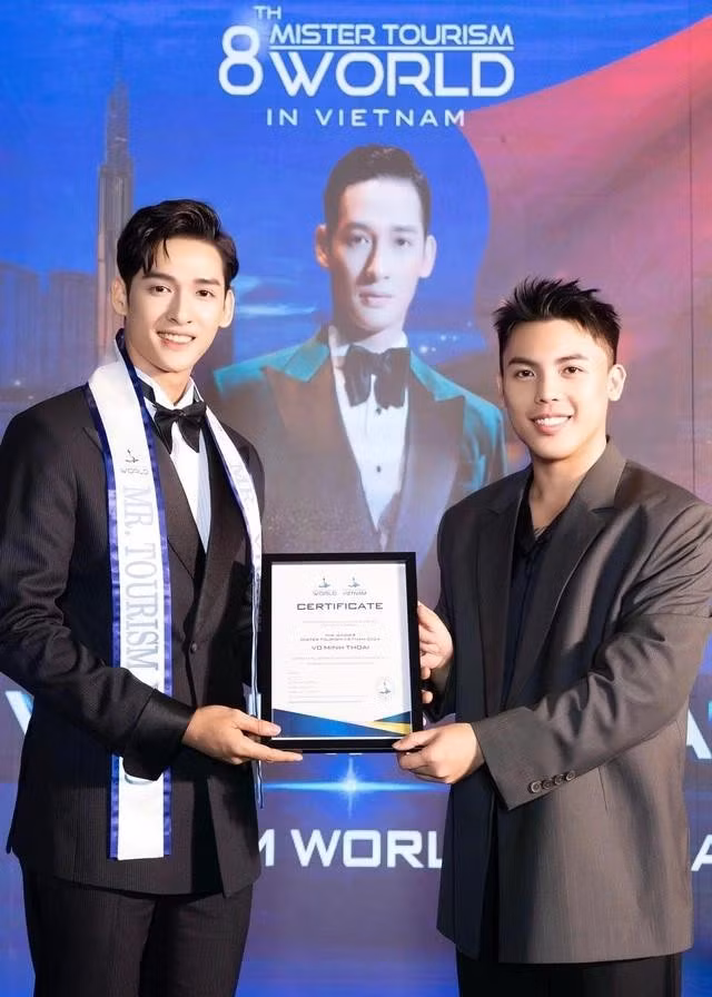 Minh Toại được đơn vị nắm bản quyền trao cơ hội dự thi Nam vương Du lịch Thế giới 2025. Ảnh: T.L
