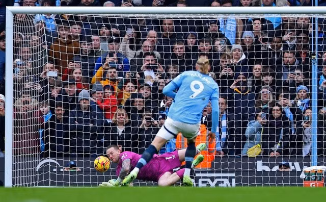 Erling Haaland không thắng được thủ môn Pickford trên chấm 11m