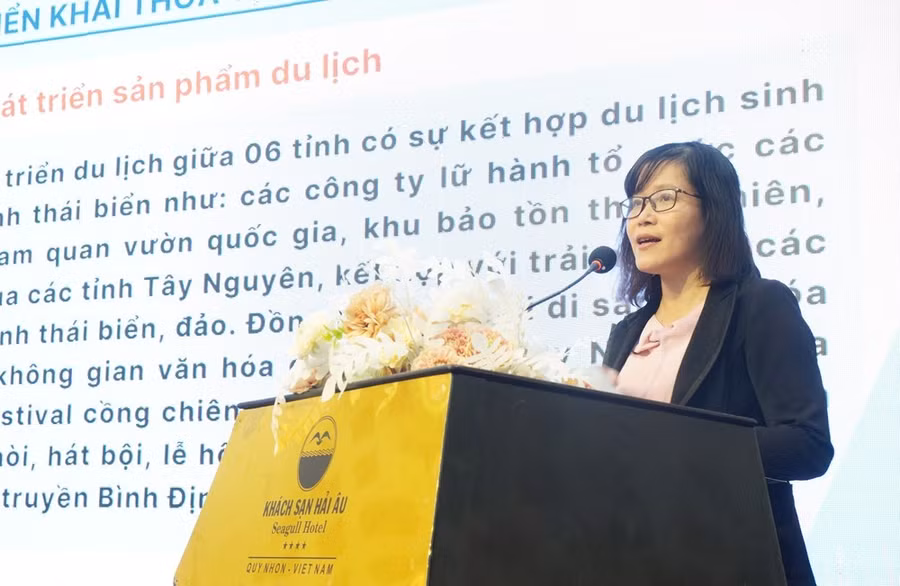Bà Nguyễn Thị Kim Chung, Phó Giám đốc Sở Du lịch Bình Định báo cáo tại hội nghị