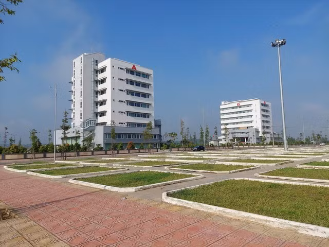 Dự án đường nội bộ (đoạn từ nút 40 đến nút 41) tại khu hành chính tỉnh Kon Tum là công trình tồn đọng đã dừng thi công. Ảnh: Đức Nhật