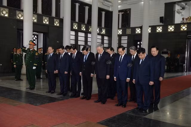 Đoàn Chính phủ do Phó Thủ tướng Thường trực Nguyễn Hoà Bình dẫn đầu làm trưởng đoàn vào viếng Đại tướng Nguyễn Quyết