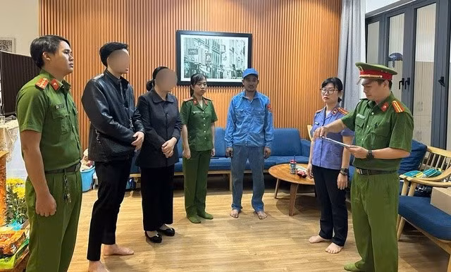 Tống đạt quyết định khởi tố bị can đối với bà Huỳnh Thị Thanh H.