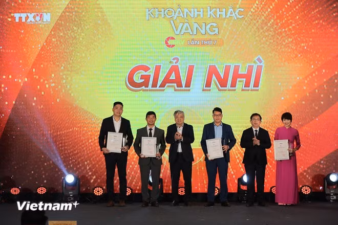 Các tác giả được trao Giải Nhì. (Ảnh: Hoài Nam/Vietnam+)