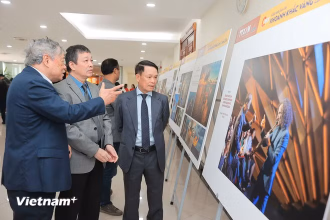 Các đại biểu tham quan triển lãm các tác phẩm xuất sắc. (Ảnh: Hoài Nam/Vietnam+)