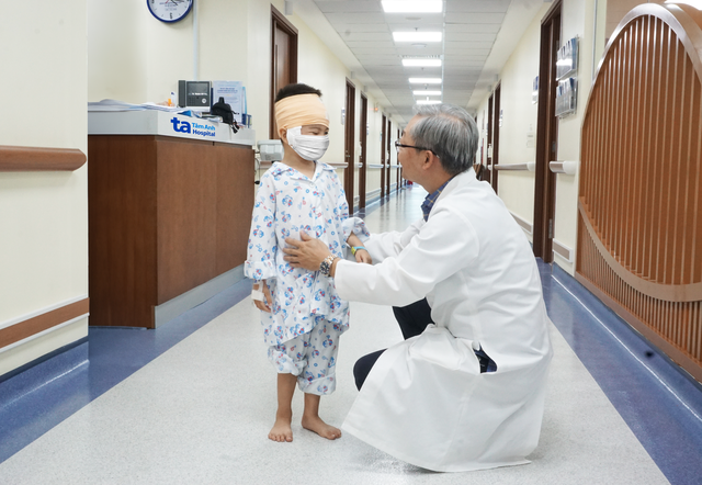 Bác sĩ trò chuyện cùng bệnh nhi 5 tuổi sau ca mổ loại bỏ u não vùng trên yên bằng Robot AI Modus V Synaptive. Ảnh: Bệnh viện Đa khoa Tâm Anh TP HCM Bác sĩ trò chuyện cùng bệnh nhi 5 tuổi sau ca mổ loại bỏ u não vùng trên yên bằng Robot AI Modus V Synaptive. Ảnh: Bệnh viện Đa khoa Tâm Anh TP HCM