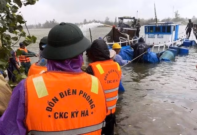 Trục vớt chiếc phà bị chìm trên sông Trường Giang. ẢNH: MẠNH CƯỜNG