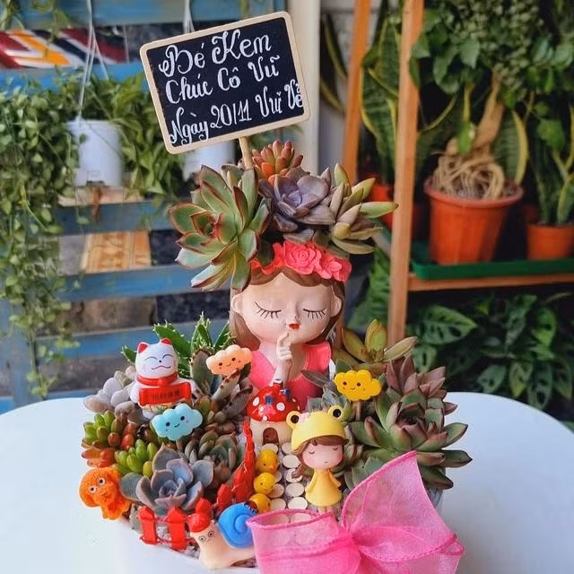 Chậu tiểu cảnh sen đá chúc mừng ngày Nhà giáo Việt Nam 20.10. ẢNH: DUY TÂN