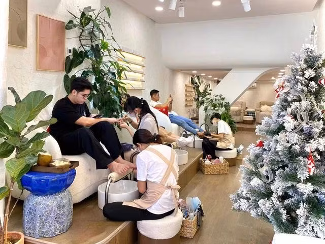 Dịch vụ làm nail ngày càng được nam giới ưa chuộng. ẢNH: KIM NGỌC NGHIÊN