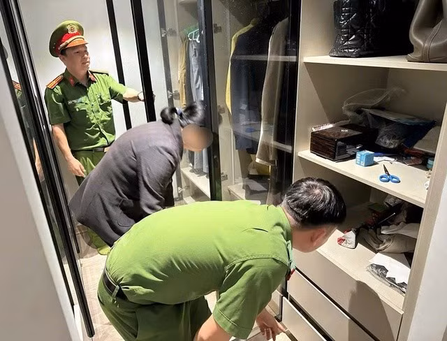 Công an khám xét nhà của đối tượng