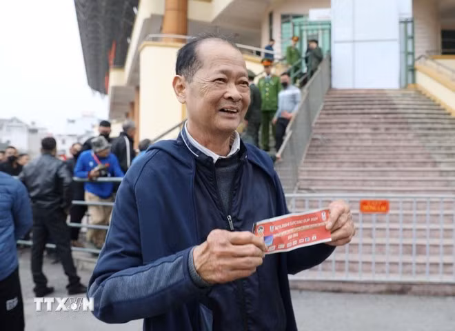 Niềm vui của người hâm mộ khi mua được vé. (Ảnh: Tạ Toàn/TTXVN)