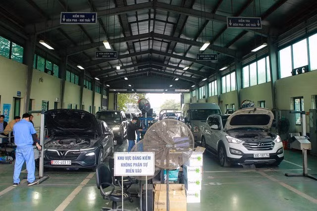 Thông tư 47 bỏ quy định đăng kiểm tạm 15 ngày, thay vào đó là quy định trường hợp ô tô có giấy chứng nhận đăng ký xe tạm thời. Ảnh: Văn Duẩn