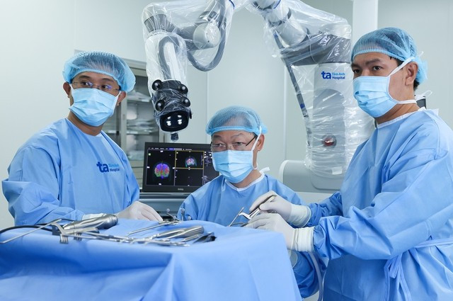 Bác sĩ đang dùng Robot AI mổ u não cho bệnh nhân. Ảnh: Bệnh viện Đa khoa Tâm Anh TP HCM Bác sĩ đang dùng Robot AI mổ u não cho bệnh nhân. Ảnh: Bệnh viện Đa khoa Tâm Anh TP HCM