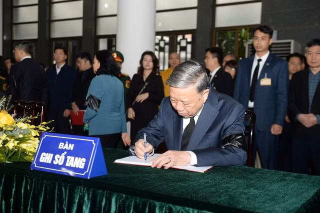 Tổng Bí thư Tô Lâm ghi sổ tang