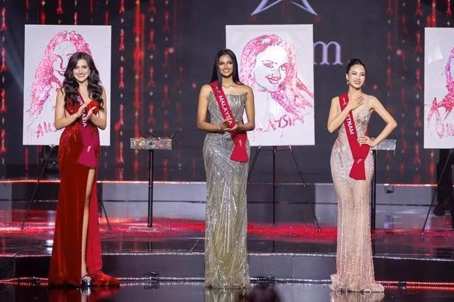 Người đẹp Úc, Malaysia và Việt Nam (từ trái sang) sau khi được công bố vào top 3