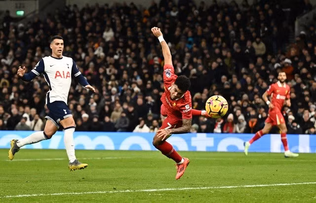 Luis Diaz đánh đầu ghi bàn mở tỉ số