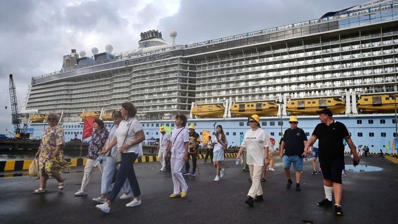 Du khách tàu Ovation of the Seas xuống cảng Chân Mây bắt đầu chương trình thăm Huế (Ảnh: Sở Du lịch Huế cung cấp) Du khách tàu Ovation of the Seas xuống cảng Chân Mây bắt đầu chương trình thăm Huế (Ảnh: Sở Du lịch Huế cung cấp)
