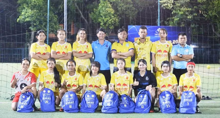 Các cầu thủ và Ban huấn luyện đội bóng Link Coffee.