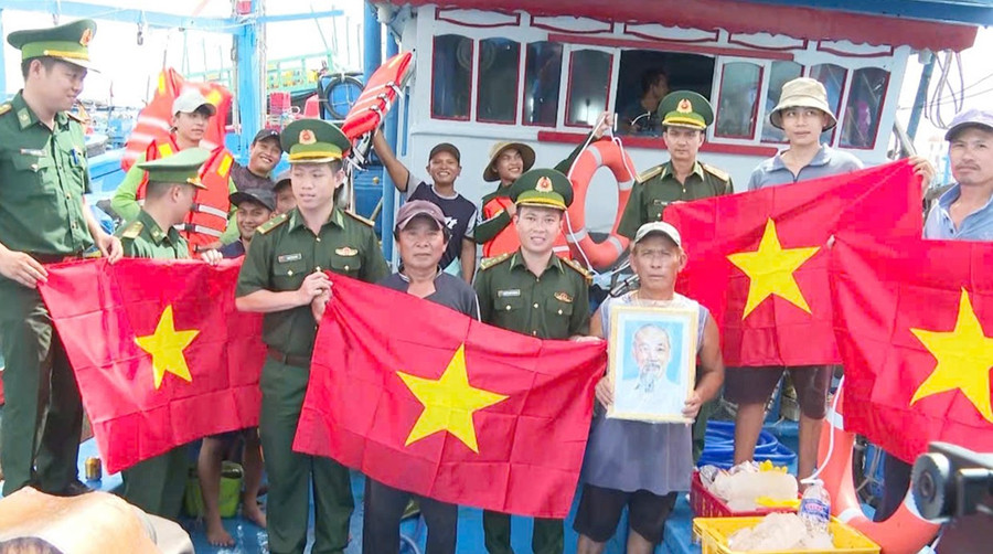 Gărzile de frontieră provinciale Gia Lai au prezentat pescarilor steaguri naționale și fotografii cu unchiul Ho. Fotografie: Cong Cuong Bộ đội Biên phòng tỉnh Gia Lai tặng cờ Tổ quốc và ảnh Bác Hồ cho ngư dân. Ảnh: C.Cường